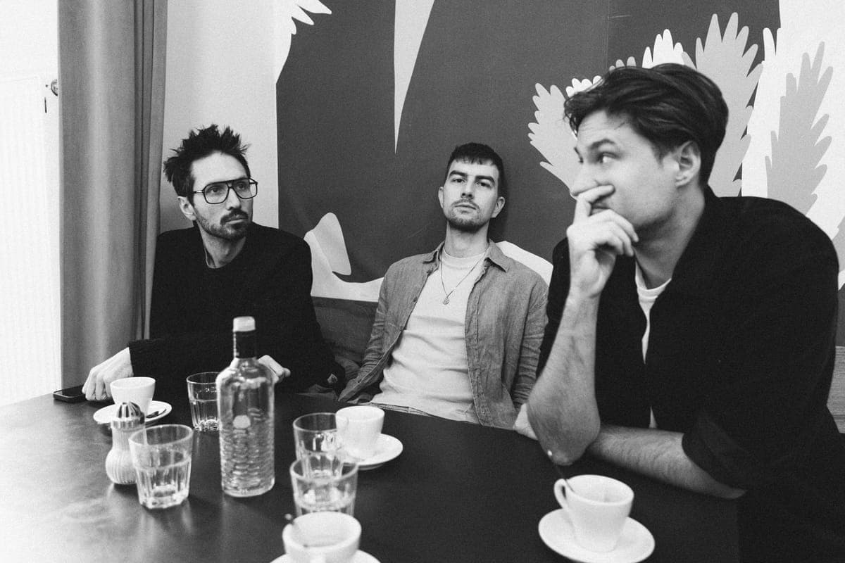 Now. — Pop-Rock-Band aus Wien: Valentin Bröderbauer, Chris Sztrakati, Constantin Kaiser